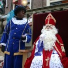 De kleding van Sinterklaas: de mantel, de mijter en de staf