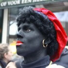 Zwarte Piet zonder oorringen - cosmetische aanpassingen