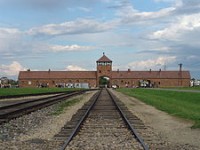 Die Neue Welt Ordnung van Hitler en Bush: <STRONG>Auschwitz-Birkenau</STRONG><BR>
Van de eerste 10.000 dwangarbeiders in oktober 1941 waren er na 7 maanden nog 0 in leven. / Bron: Michel Zacharz (Grippenn), Wikimedia Commons (CC BY-SA-2.5)