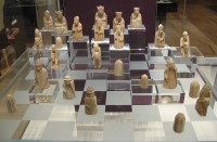 Lewis chessmen in British Museum / Bron: Jack1956, Wikimedia Commons (Publiek domein)