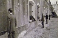Aangekomen gevangenen met het gezicht naar de muur in het Fort van Breendonk / Bron: Gestapo museum, Wikimedia Commons (Publiek domein)