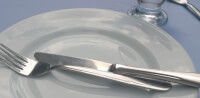 Op deze foto liggen mes en vork niet op dezelfde lijn en precies naast elkaar. Wel geeft het aan: klaar met eten.