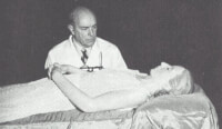 Evas balsemer, dokter Ara, poseert bij het lichaam van Eva.  / Bron: Francisco Bolsco, E.F.C.A., Wikimedia Commons (Publiek domein)