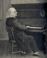 De oude componist Liszt achter zijn piano. Gravure van een foto, gemaakt door Louis Held, 1885 / Bron: Publiek domein, Wikimedia Commons (PD)