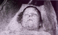 <I> De post-mortem foto van Mary Ann 'Polly' Nichols</I> / Bron: Records of the Metropolitan Police Office, Wikimedia Commons (Publiek domein)