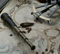 Vroegere zeekaarten en navigatie-instrumenten, waaronder een sextant / Bron: Plante Chocolat, Wikimedia Commons (CC BY-SA-3.0)