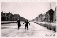schaatsen op de Drachtstervaart bij de Kaden in 1955 / Bron: sodraf