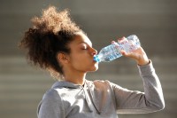 Vergeet niet om voldoende water te drinken! / Bron: Mimagephotography/Shutterstock.com