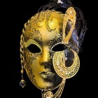 Schuilgaan in Venetië met een masker tijdens carnaval