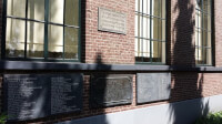 Gedenkplaat aan de buitenzijde van de voormalige synagoge