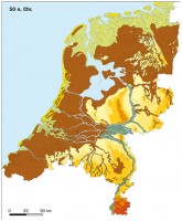 Nederland, ongeveer 50 jaar ná Christus. Je ziet al meer water. / Bron: RACM & TNO, Wikimedia Commons (CC BY-SA-3.0)