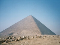 De Rode Piramide / Bron: Hajor, Wikimedia Commons (CC BY-SA-3.0)