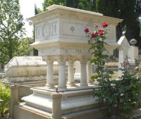 Het graf van Elizabeth Barrett Browning in Florence. Elizabeth Barrett Browning stierf in 1861, haar echtgenoot zou haar 27 jaar overleven. / Bron: Lucarelli, Wikimedia Commons (Publiek domein)