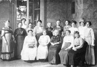 dr. Aletta Jacobs met de Hollandse delegatie op het congres van de Wereldbond voor vrouwenkiesrecht in 1913 in Budapest / Bron: Isgeschiedenis.nl
