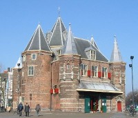 In het gebouw wat bekend stond als de Waag, gelegen in Amsterdam, waren verschillende gilden gehuisvest. Ieder gilden had haar eigen ingang in de Waag.  / Bron: Ellywa, Wikimedia Commons (CC BY-SA-3.0)
