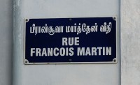 De tweetalige (Tamil en Frans) straatnaamborden in Pondicherry getuigen van de jarenlange Franse overheersing / Bron: Harrieta171, Wikimedia Commons (CC BY-SA-3.0)