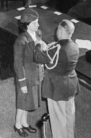 Trix ontvangt haar Medal of Honor / Bron: Els van Anefo, Wikimedia Commons (CC BY-SA-3.0)