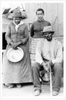 Harriet (links) & haar man Nelson Davis (rechts). De jongedame in het midden heet Gertie, haar afkomst is onbekend / Bron: William H. Cheney, Wikimedia Commons (Publiek domein)