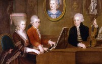 De familie Mozart met van links naar rechts: Nannerl, Mozart, hun moeder (portret) en vader.<BR>
Geschilderd door Johann Nepomuk della Croce 1736-1819) omstreeks 1780. / Bron: Johann Nepomuk della Croce, Wikimedia Commons (Publiek domein)