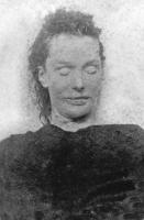 <I>De post-mortem foto van Elizabeth Stride</I> / Bron: Onbekend, Wikimedia Commons (Publiek domein)
