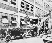 T-Ford-productielijn, 1914 / Bron: archives.gov, Wikimedia Commons (Publiek domein)