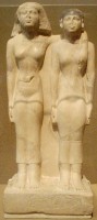  De vrouw legt de arm over de schouder van de man. / Bron: Captmondo, Wikimedia Commons (CC BY-SA-3.0)