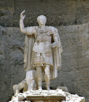  Keizer Augustus kende het belang van propaganda en liet overal in het rijk beelden van zichzelf plaatsen. / Bron: Mczeeke, Pixabay