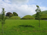 Knowth / Bron: Thorsten Kirchoff, Wikimedia Commons (CC BY-SA-2.5)