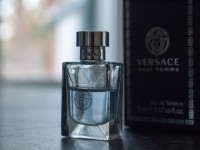 Versace parfum Pour Homme / Bron: Northsky71, Flickr (CC BY-SA-2.0)