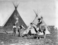 Het Gros Ventre Camp-reservaat in Montana in 1906 / Bron: Detroit Publishing Co., Wikimedia Commons (Publiek domein)