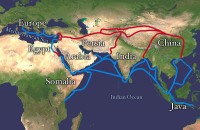 De zijderoute. De route over land is in het rood afgebeeld en de vaarroutes zijn in het blauw weergegeven. / Bron: NASA / Splette, Wikimedia Commons (Publiek domein)