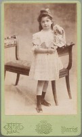  19de-eeuws meisje met pop / Bron: Otto Wegener, Wikimedia Commons (Publiek domein)