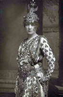 Sarah Bernhardt in vol ornaat / Bron: William & Daniel Downey, Wikimedia Commons (Publiek domein)