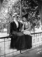 Foto: C. K. Thorncliff, 1900-1910. Twee vrouwen in mantelpak met blouse / Bron: Carl Konstantin Thorncliff, Wikimedia Commons (Publiek domein)