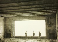 Amerikaanse soldaten voor het grote raam van de verwoeste Berghof na het bombardement / Bron: San Diego Air & Space Museum Archives, Flickr (Flickr Commons)